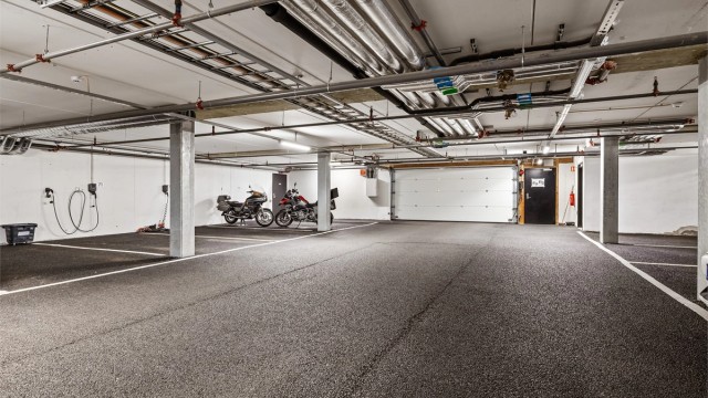 Det medfølger en disponibel fast biloppstillingsplass (nr. 71) i felles parkeringskjeller.