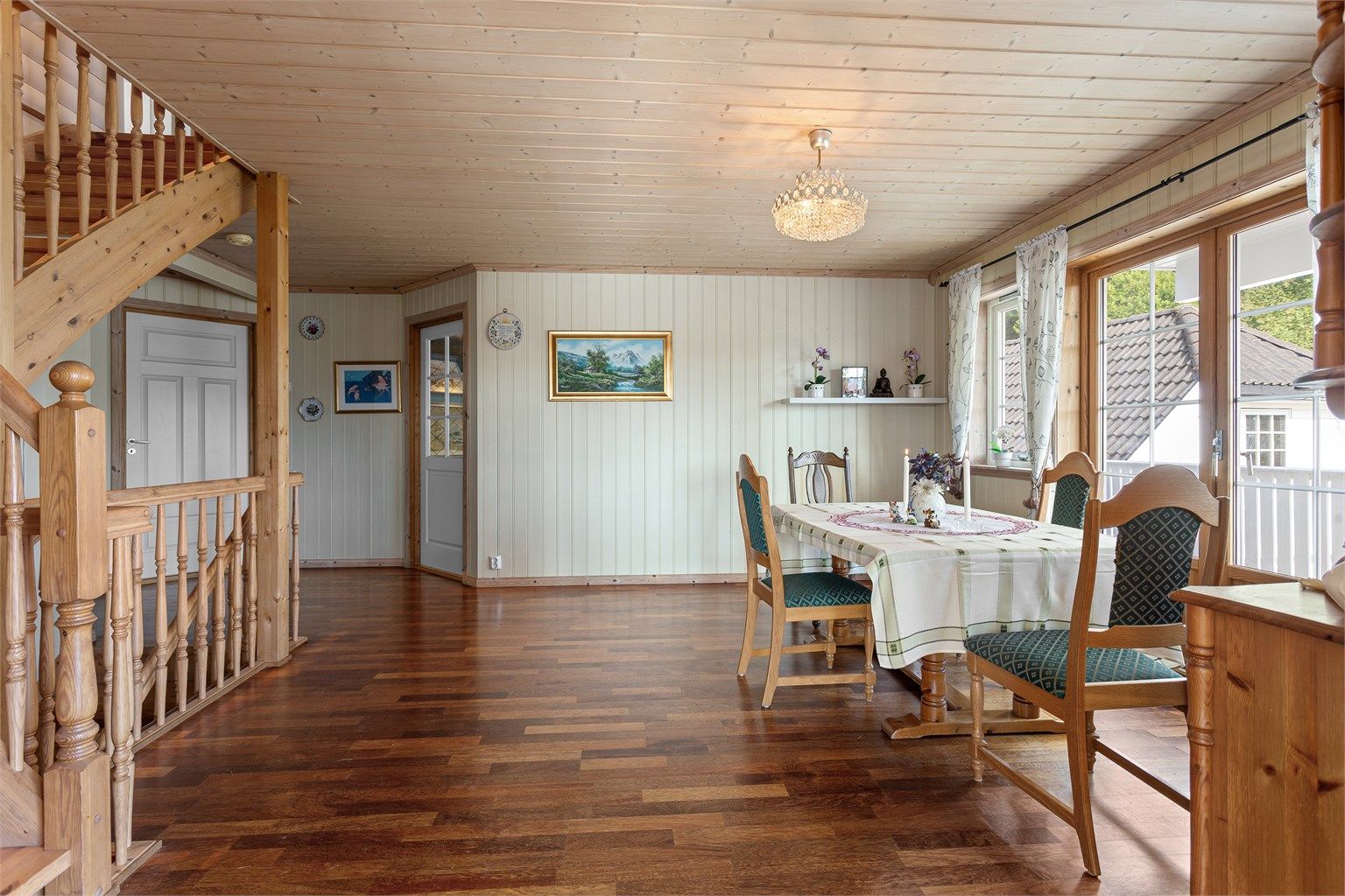 Hyggelig spisestue med god plass til spisemøblement, praktisk plassert i mellom stuen og kjøkkenet.