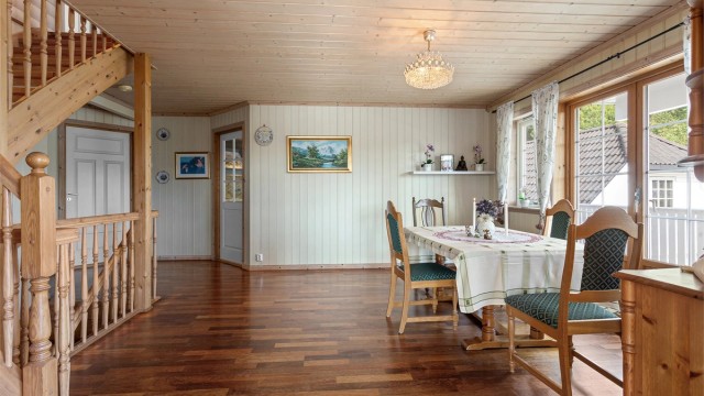 Hyggelig spisestue med god plass til spisemøblement, praktisk plassert i mellom stuen og kjøkkenet.