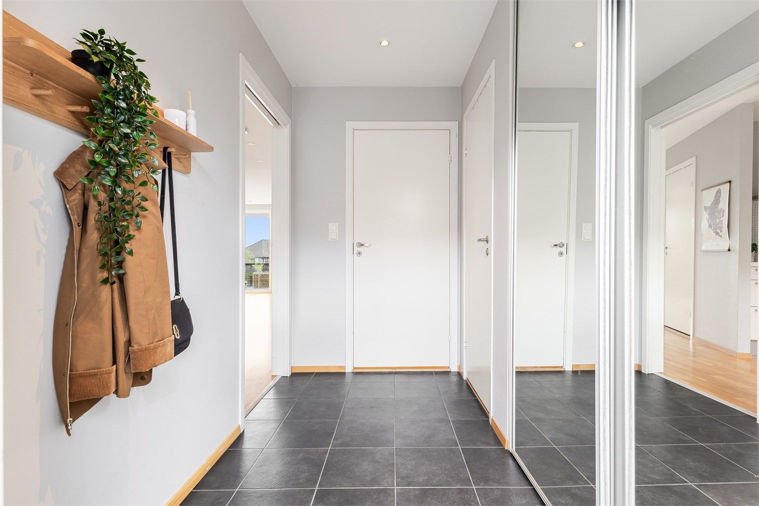 Velkommen inn til fliselagt entre med vannbåren varme i gulv. 