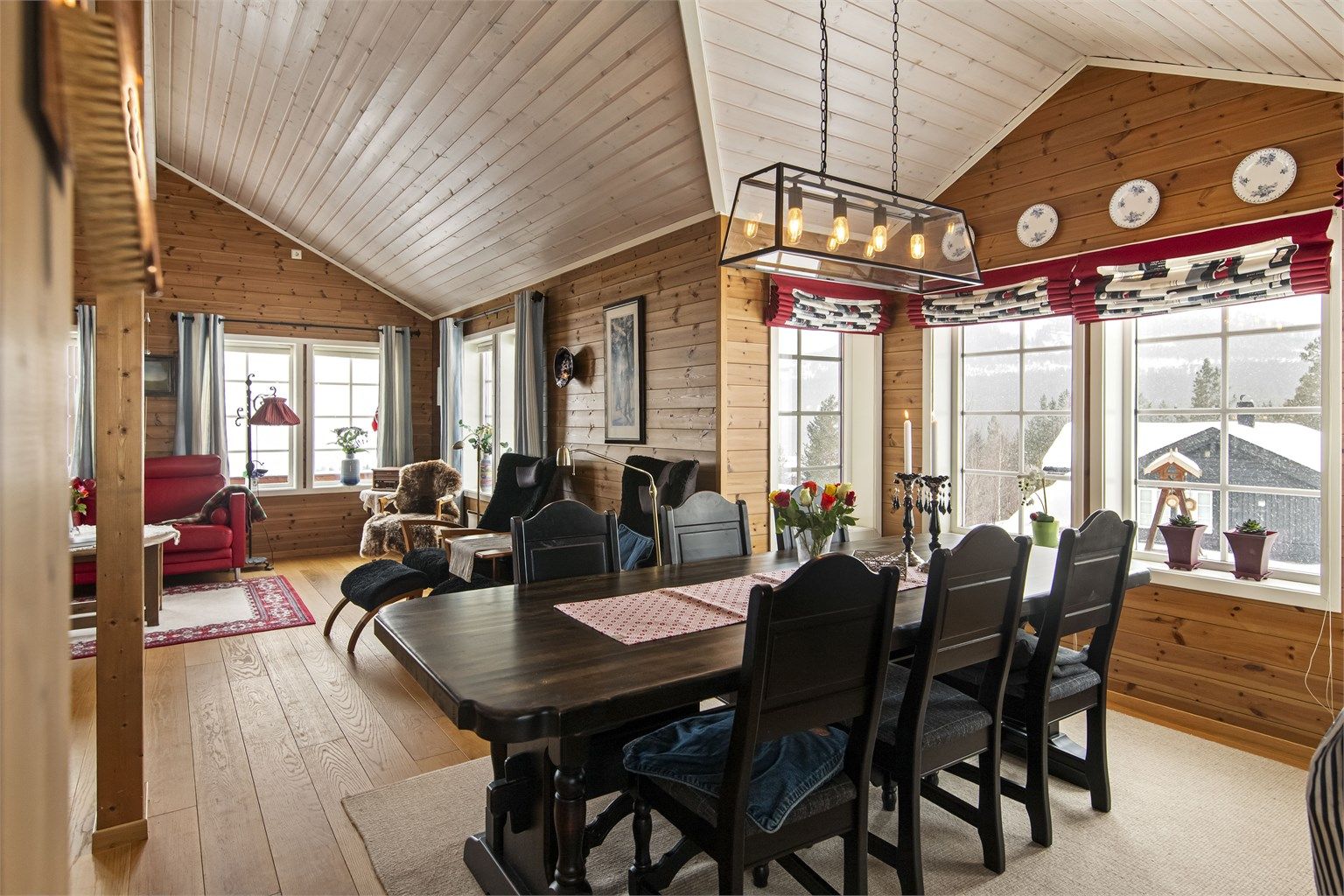 Spisestuen har sin naturlige plass i tilknytning til kjøkkenet