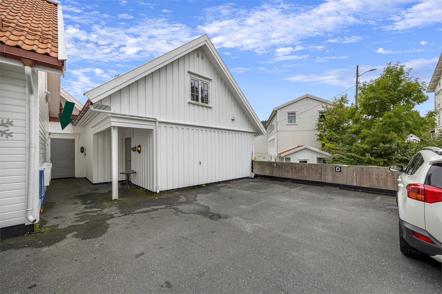 Det medfølger to merkede p-plasser, en oppe ved inngangsparti og en i parkeringskjelleren. 