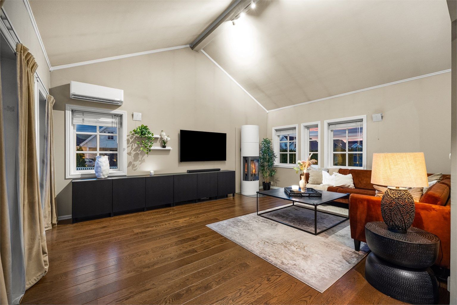 Stuen er et lunt og hyggelig samlingspunkt på kvelden.