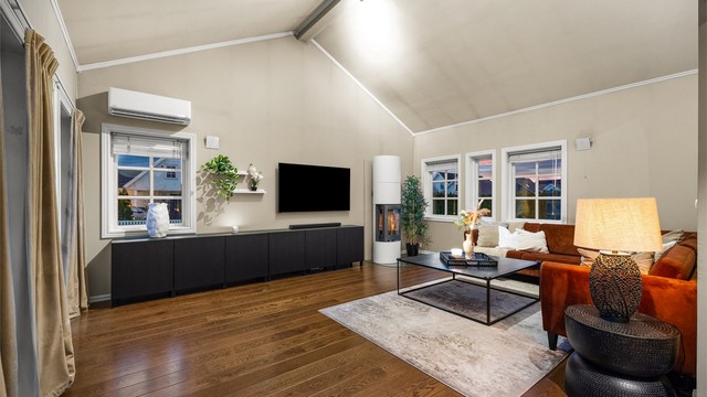 Stuen er et lunt og hyggelig samlingspunkt på kvelden.