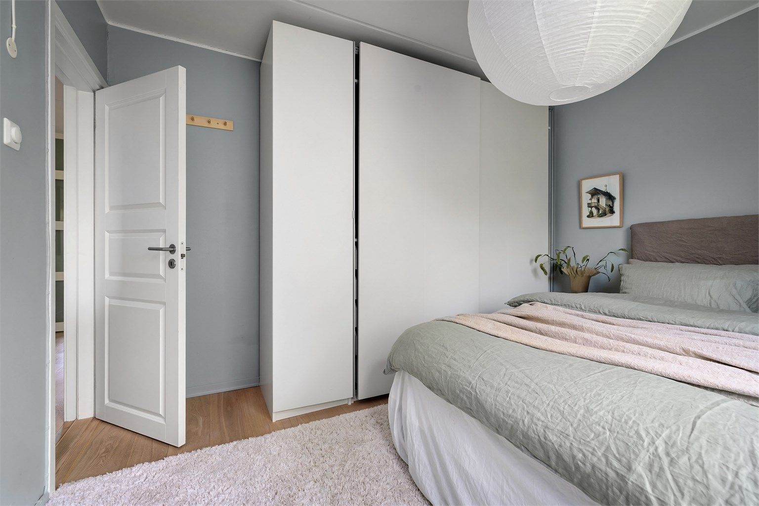 Praktisk skyvedørsgarderobe gir god lagringskapasitet