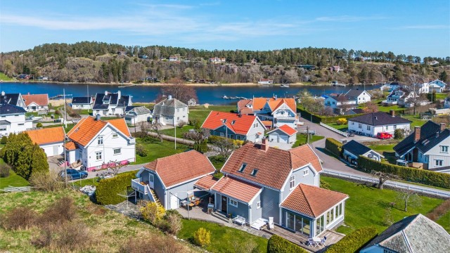 Nærmeste dagligvarebutikk, Meny Nøtterøy, ligger kun 4 minutter unna med bil.