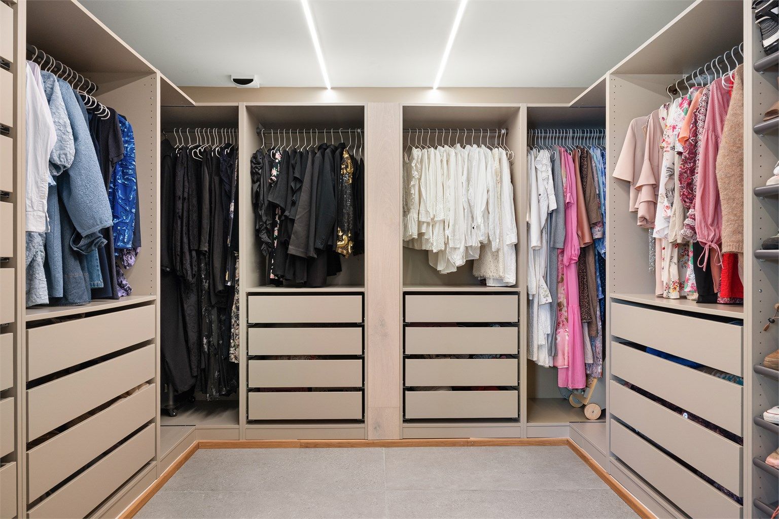 Bod. Innredet og anvendt som garderobe (ikke godkjent til varig opphold). 
