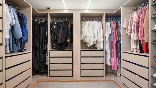 Bod. Innredet og anvendt som garderobe (ikke godkjent til varig opphold).