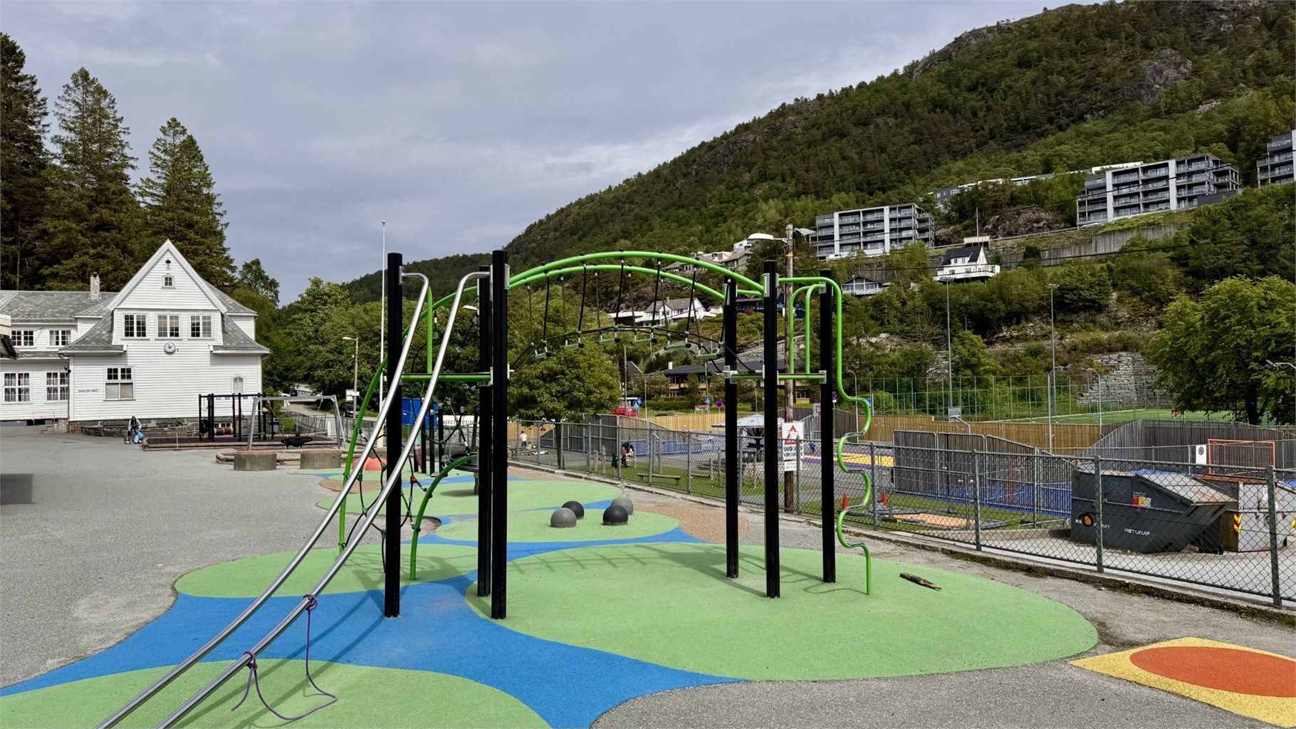 Kjøkkelvik skole er en kombinert barne og ungdomsskole og har fine uteområder med bla. ballbinge og kunstgressbane