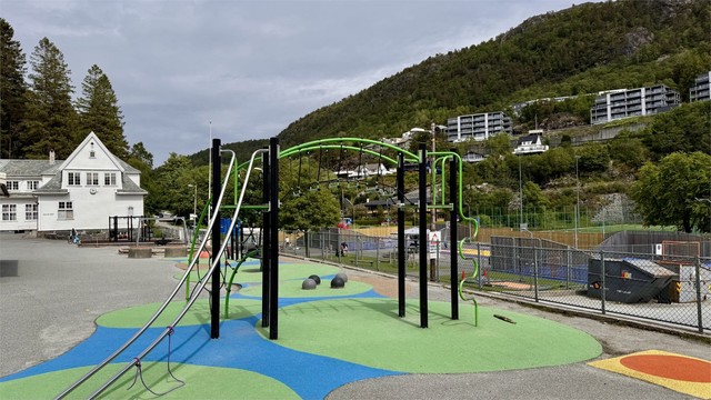 Kjøkkelvik skole er en kombinert barne og ungdomsskole og har fine uteområder med bla. ballbinge og kunstgressbane