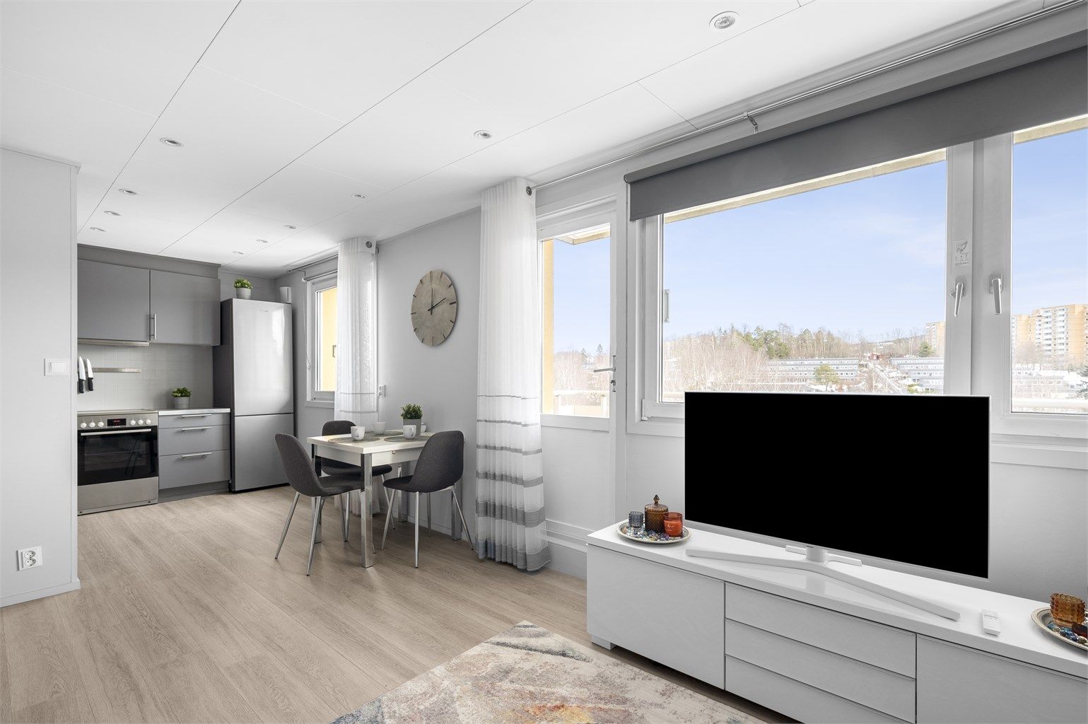 Store vindusflater slipper inn rikelig med lys og skaper en lys og luftig atmosfære i stuen. 