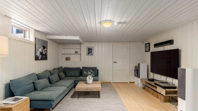 Innredet kjellerstue i underetasjen med god plass til sofagruppe og TV-krok. Se pkt. ferdigattest i salgsoppgaven