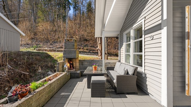 Uteplassen er delvis takoverbygget, noe som gir ly for vær og vind.