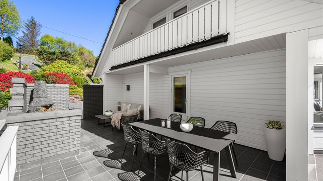 Terrassen har en murt levegg og en integrert utepeis som forlenger sesongen