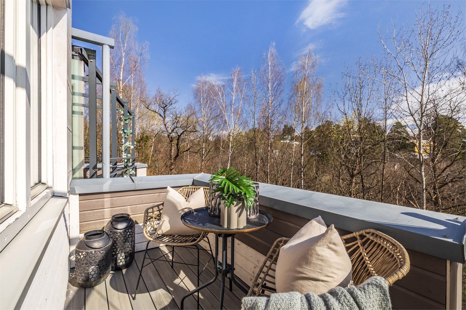 Den romslige balkongen har plass til både grill og stor sittegruppe.