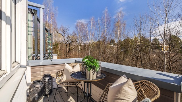 Den romslige balkongen har plass til både grill og stor sittegruppe.