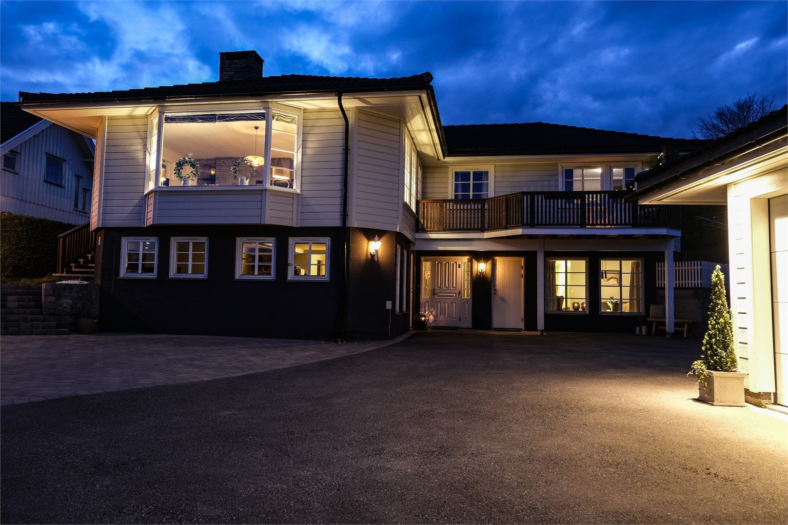 Stor og påkostet enebolig med to utleiedeler beliggende i et veletablert og attraktivt boligområde