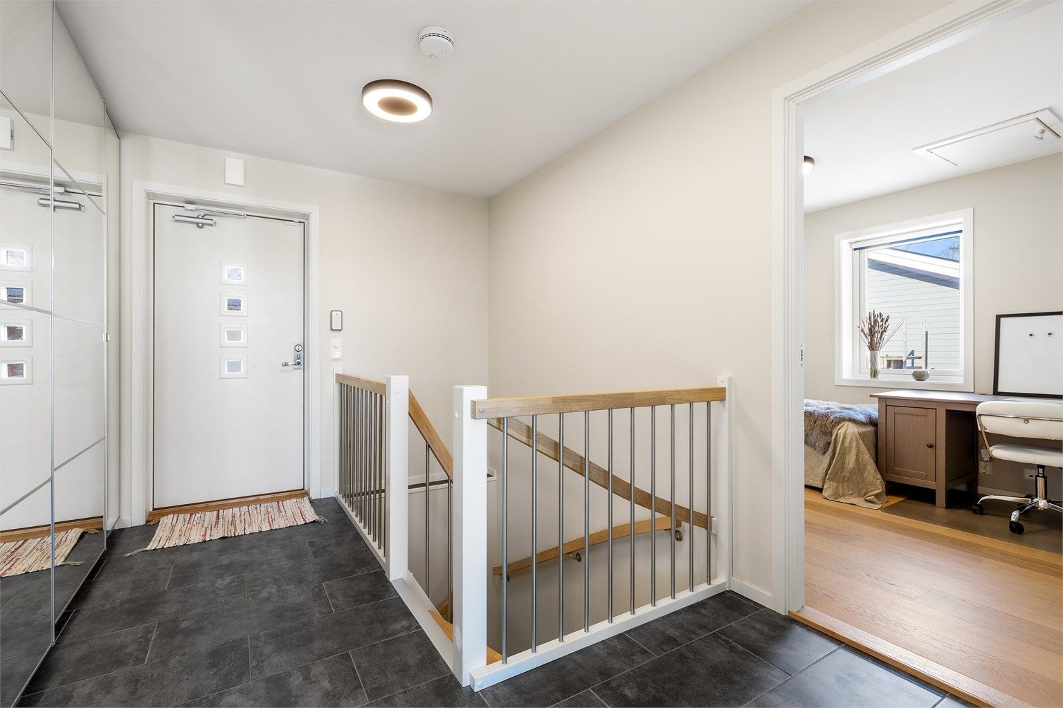 Entré med skyvedørsgarderobe