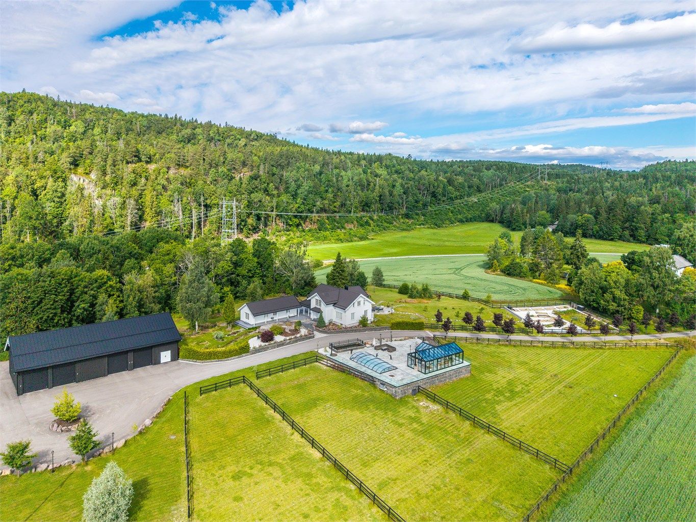 Området byr på rike friluftsmuligheter året rundt, med flotte tur- og skogsområder i nærliggende Bergskogen og preparerte skiløyper vinterstid.