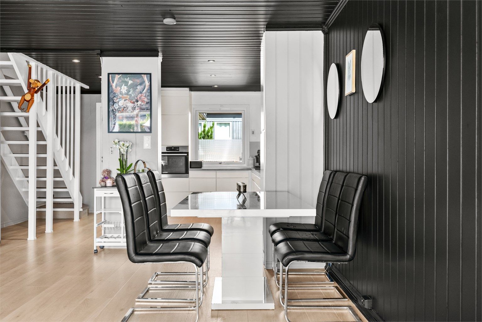 God plass til stort spisebord hvor man kan samle familie og venner.