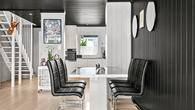 God plass til stort spisebord hvor man kan samle familie og venner.