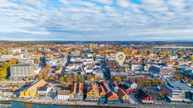 Lekker toppleilighet beliggende i 5. og 6. etasje i hjertet av Tøsnberg sentrum.