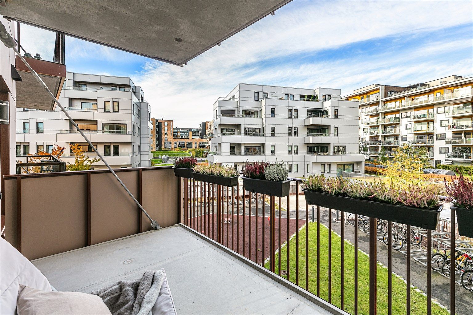 Balkongen er på 9 kvm og har sol på ettermiddag og kveld