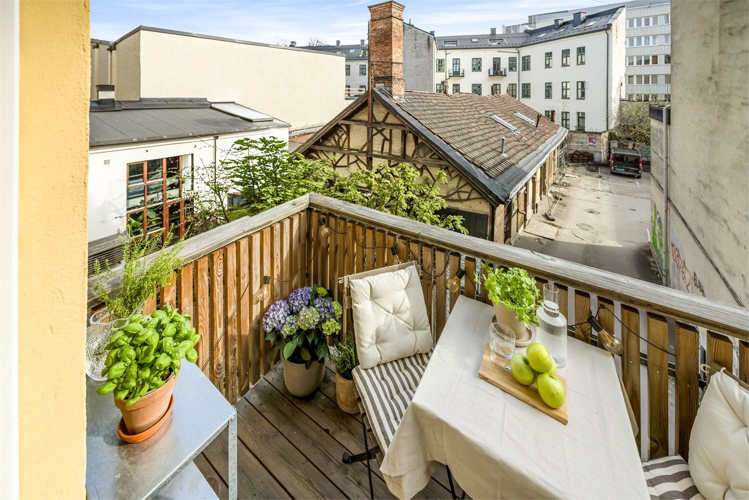 Mulighet for leie av parkeringsplass under tak i bakgårdsbygning med adkomst via kjøreport i sameiet fasade.