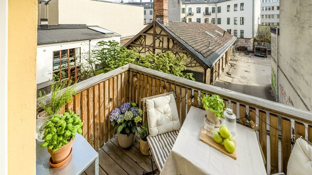 Mulighet for leie av parkeringsplass under tak i bakgårdsbygning med adkomst via kjøreport i sameiet fasade.