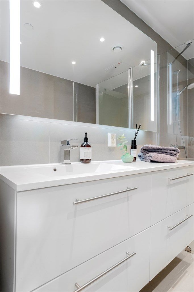 Delikat, flislagt bad fra byggeåret med innredning fra Bano Prefab. Det er gulvvarme for økt komfort.