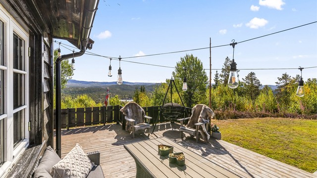 Fra terrassen er det flott utsikt over skog og landskap.