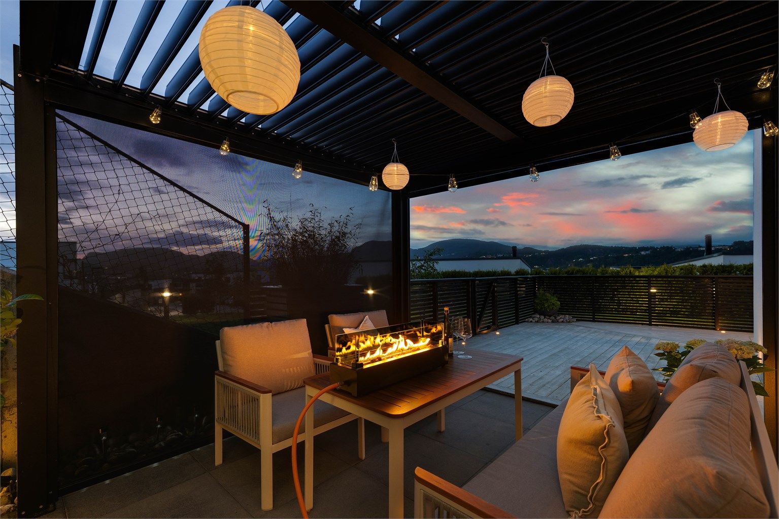 Terrassen nede er vel så flott med god plass og flott pergola.