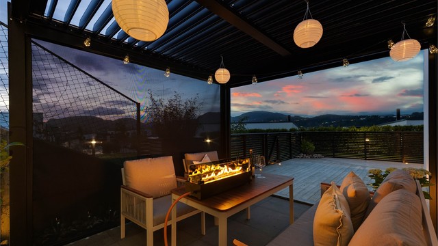 Terrassen nede er vel så flott med god plass og flott pergola.
