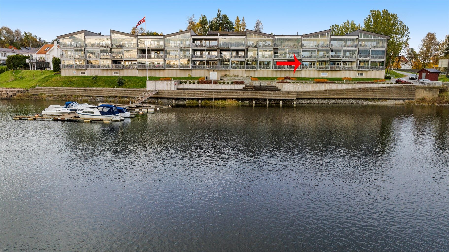 Leiligheten ligger i 1.etasje med flott utsikt over Vorma