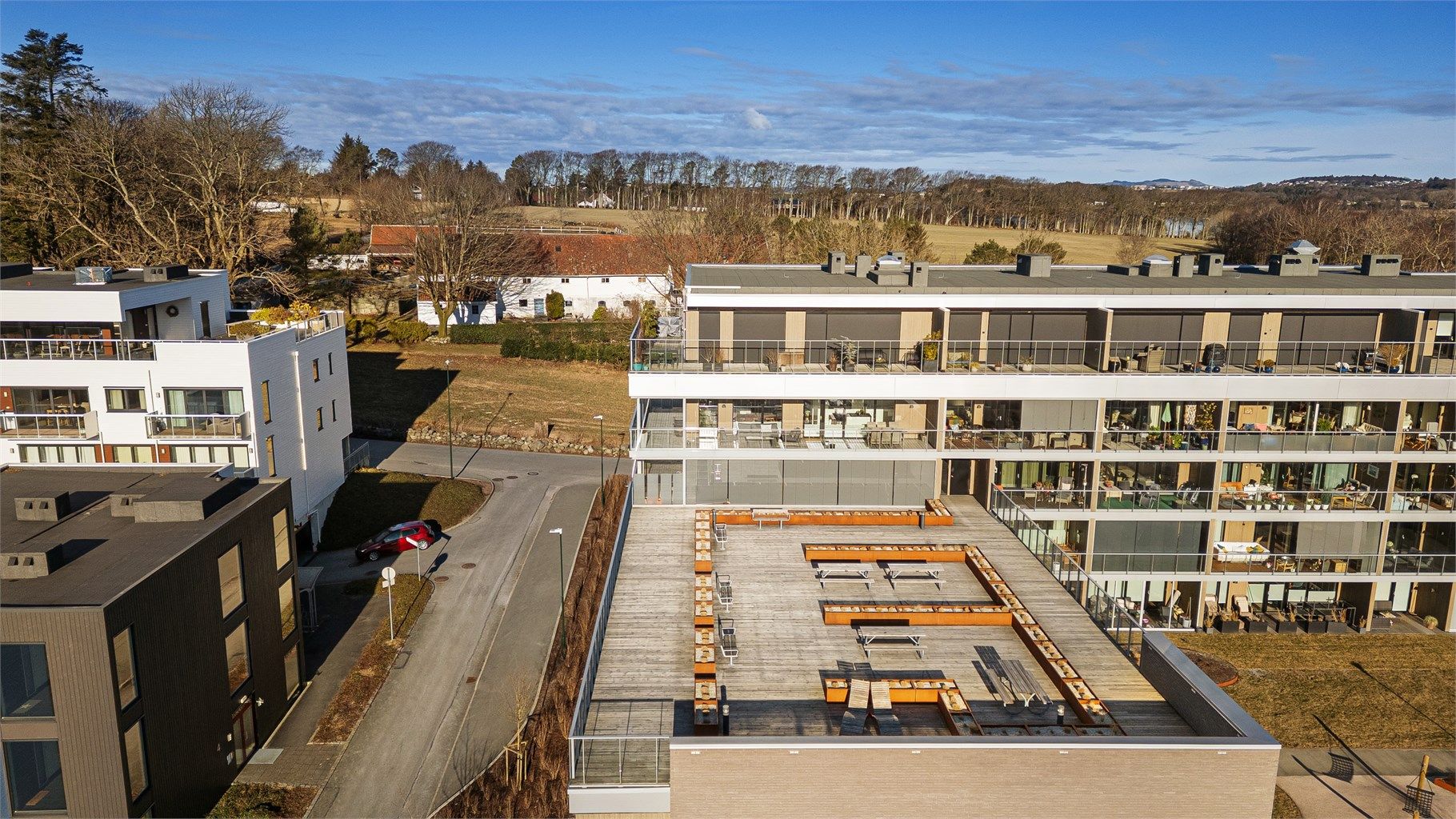 Stor felles takterrasse på toppen av bygget. 