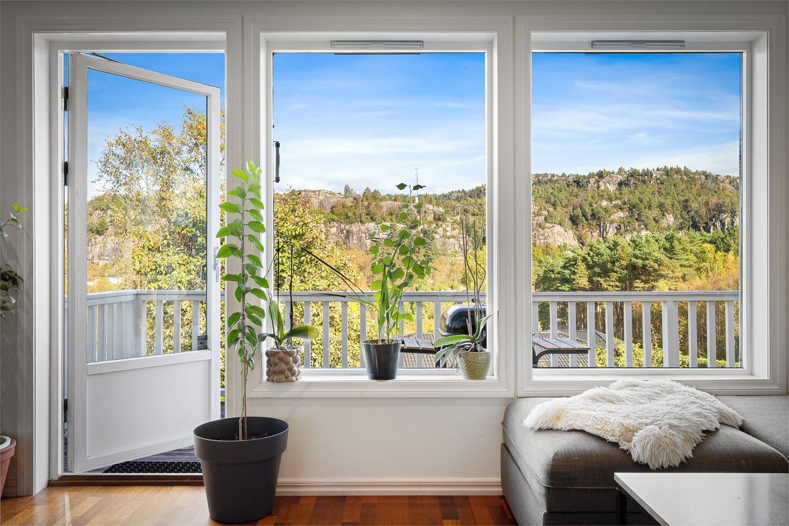 Fra stuen er det utgang til nordøstvendt balkong på ca. 18 kvm.