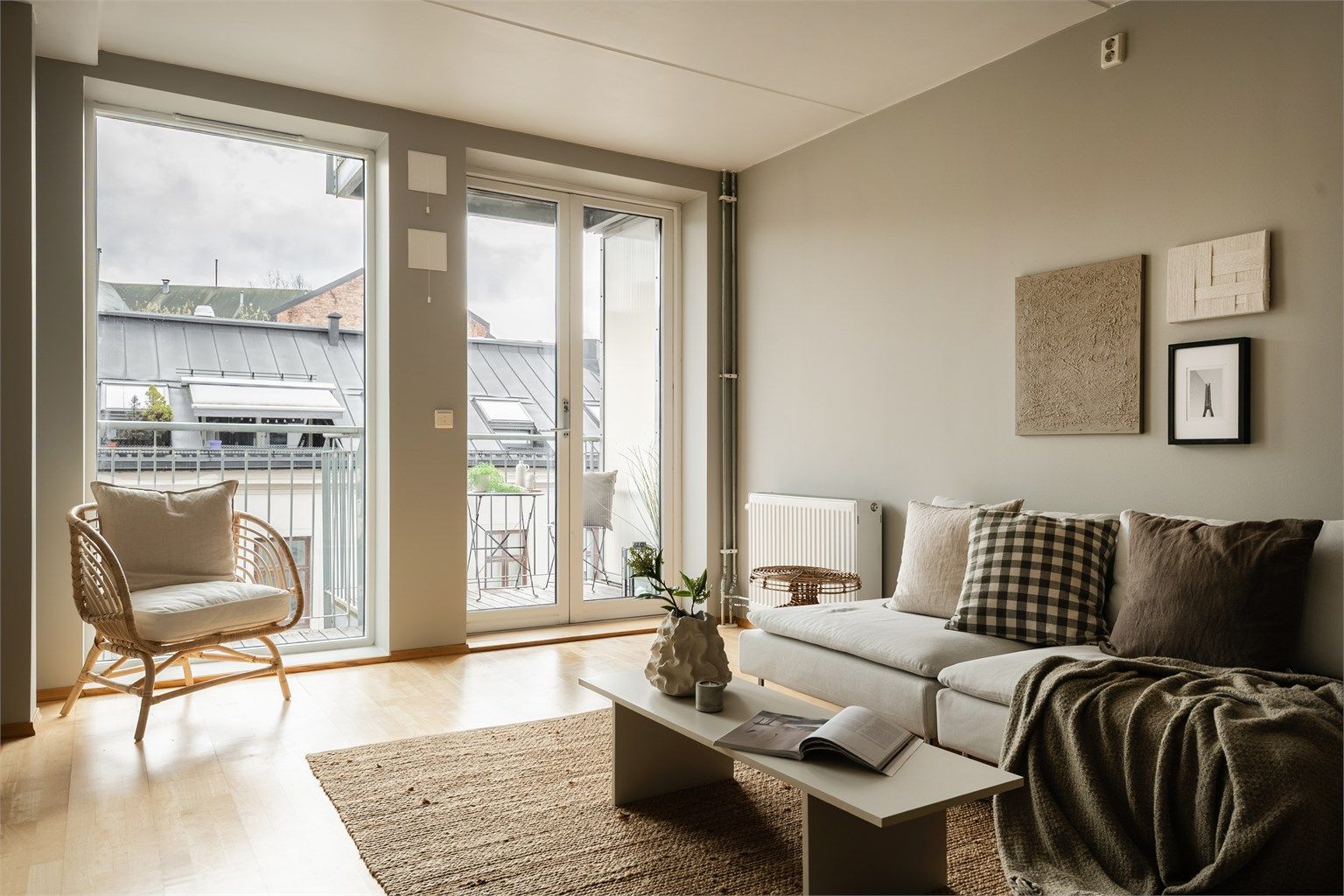 En lys og gjennomgående 3-roms med balkong, heis og stor felles takterrasse. Leilighetens vegger er malt i mars 2026.