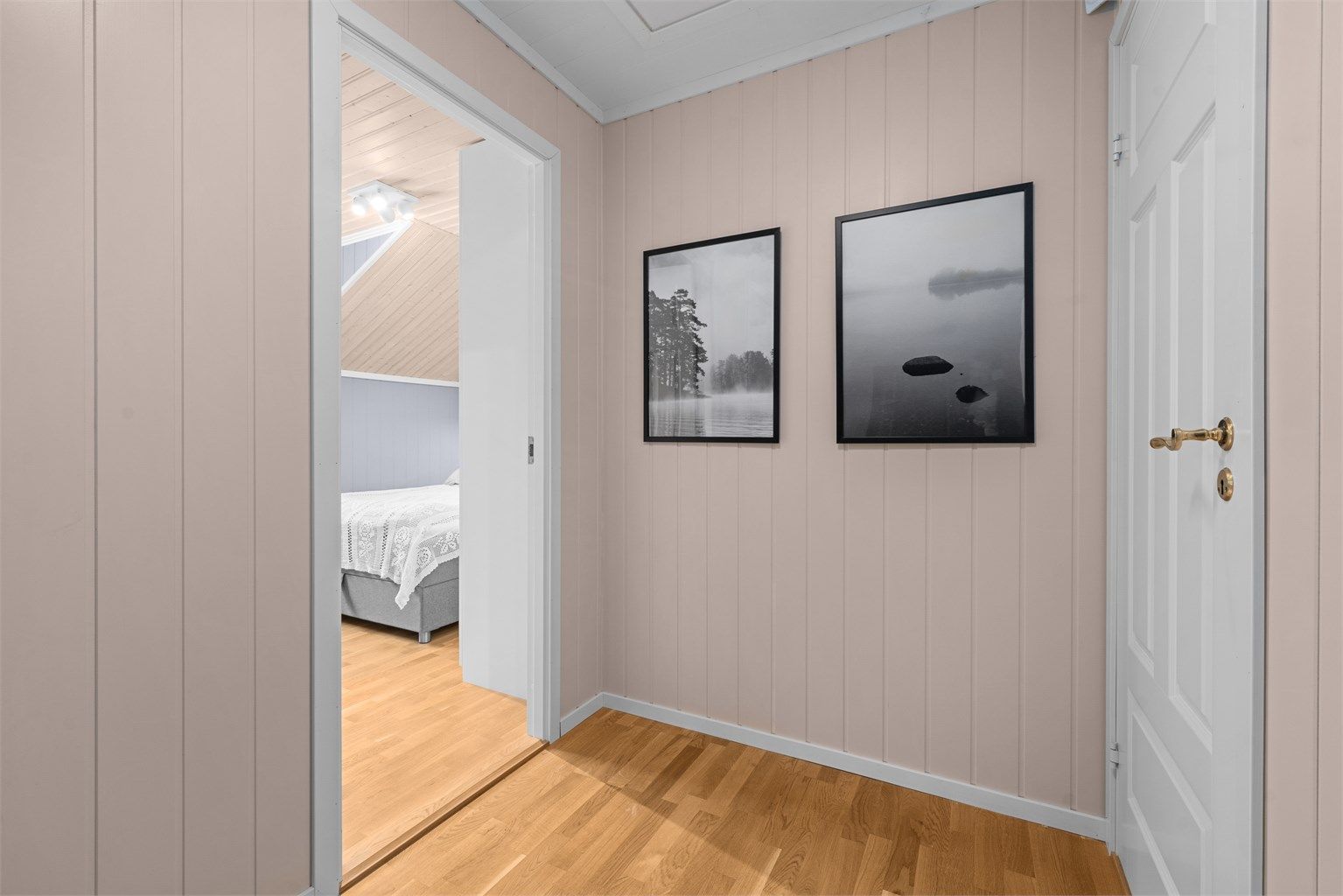 Gangen gir adkomst til alle rommene i etasjen.