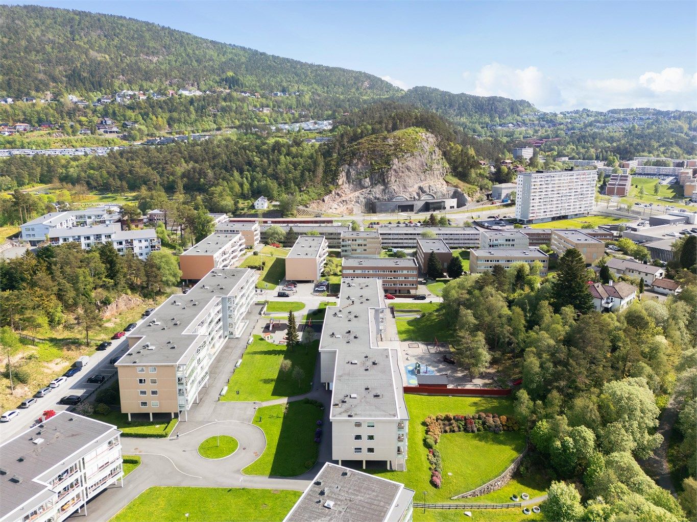 Etablert og barnevennlig boligområde i Nebbestølen ved Dag Hammarskjølds vei med kort vei til skoler og barnehager.