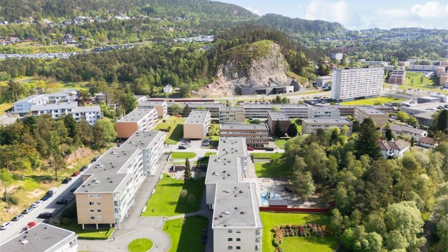 Etablert og barnevennlig boligområde i Nebbestølen ved Dag Hammarskjølds vei med kort vei til skoler og barnehager.