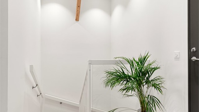 Hallen på loftet har downlights i taket og gir adkomst til etasjens øvrige rom