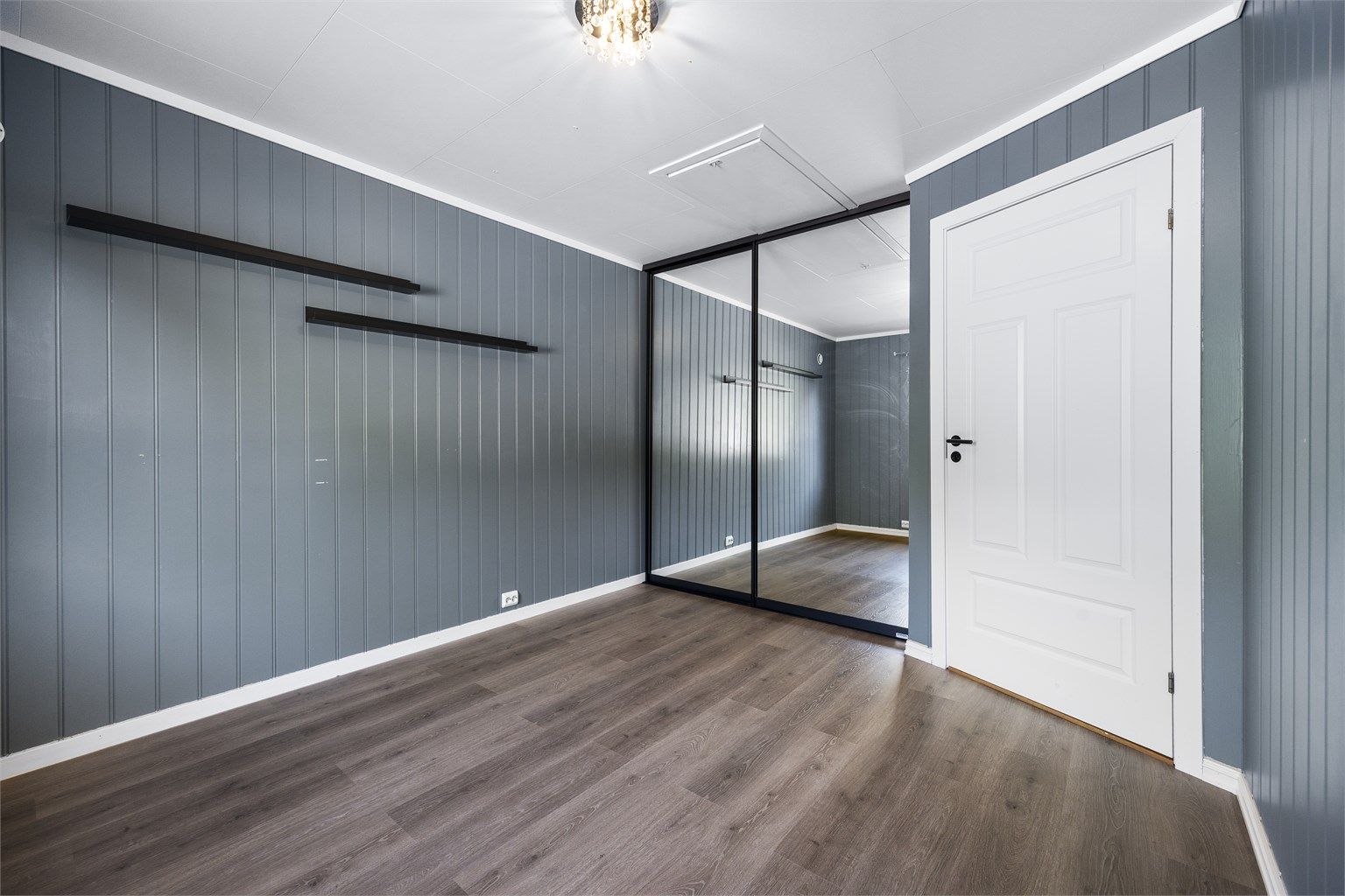Soverommet har en romslig garderobe. 