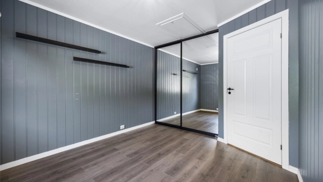 Soverommet har en romslig garderobe.