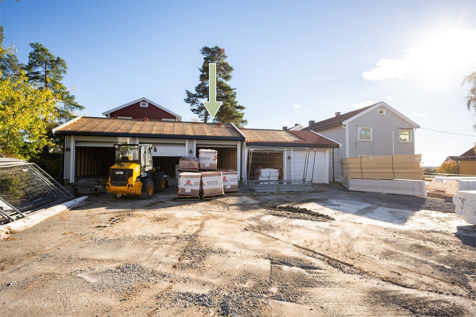 Nye garasjer er under oppføring. Garasjeplassen som medfølger boligen er den midterste i rekken på fem garasjer.