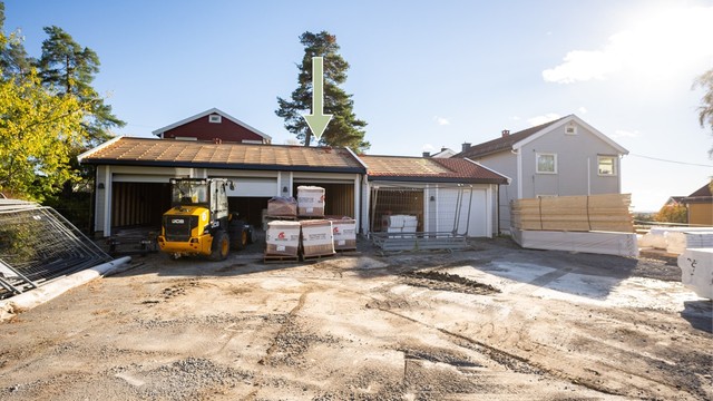 Nye garasjer er under oppføring. Garasjeplassen som medfølger boligen er den midterste i rekken på fem garasjer.