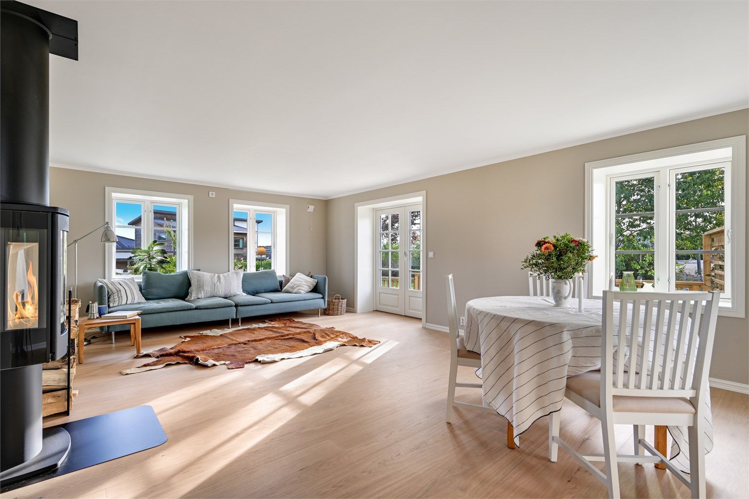  Fra stuen er det direkte utgang til en flott terrasse på hele 38 m². 