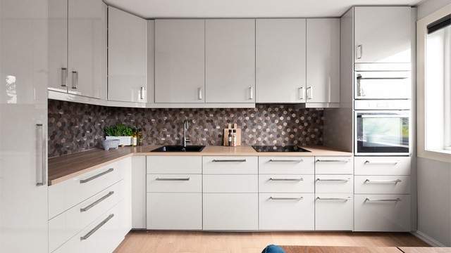 Kjøkkeninnredningen er en stilsikker løsning i grå høyglans fra IKEA.