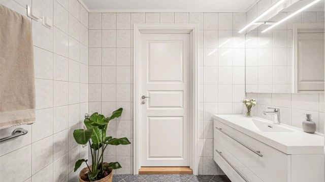 BAD i 2. etg: flislagt bad med gulvvarme - baderomsinnredning med glatte lyse fronter fra 2019.