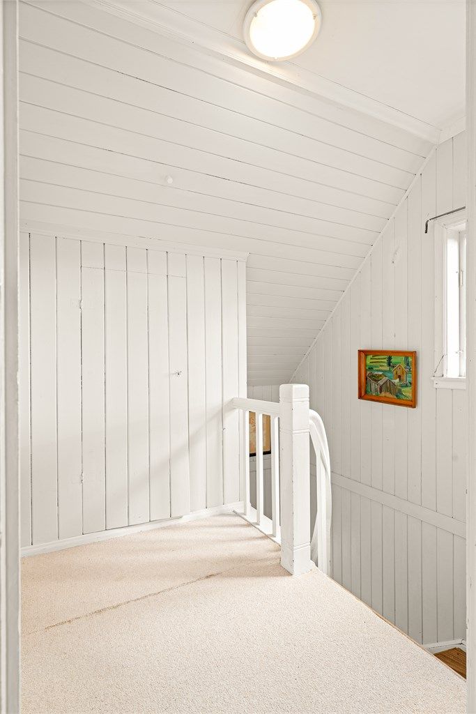 Loftsetasjen inneholder 2 soverom, bad og bod.