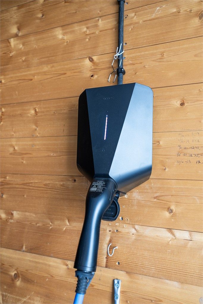 Garasjeplassen er klargjort for fremtiden med installert elbillader.